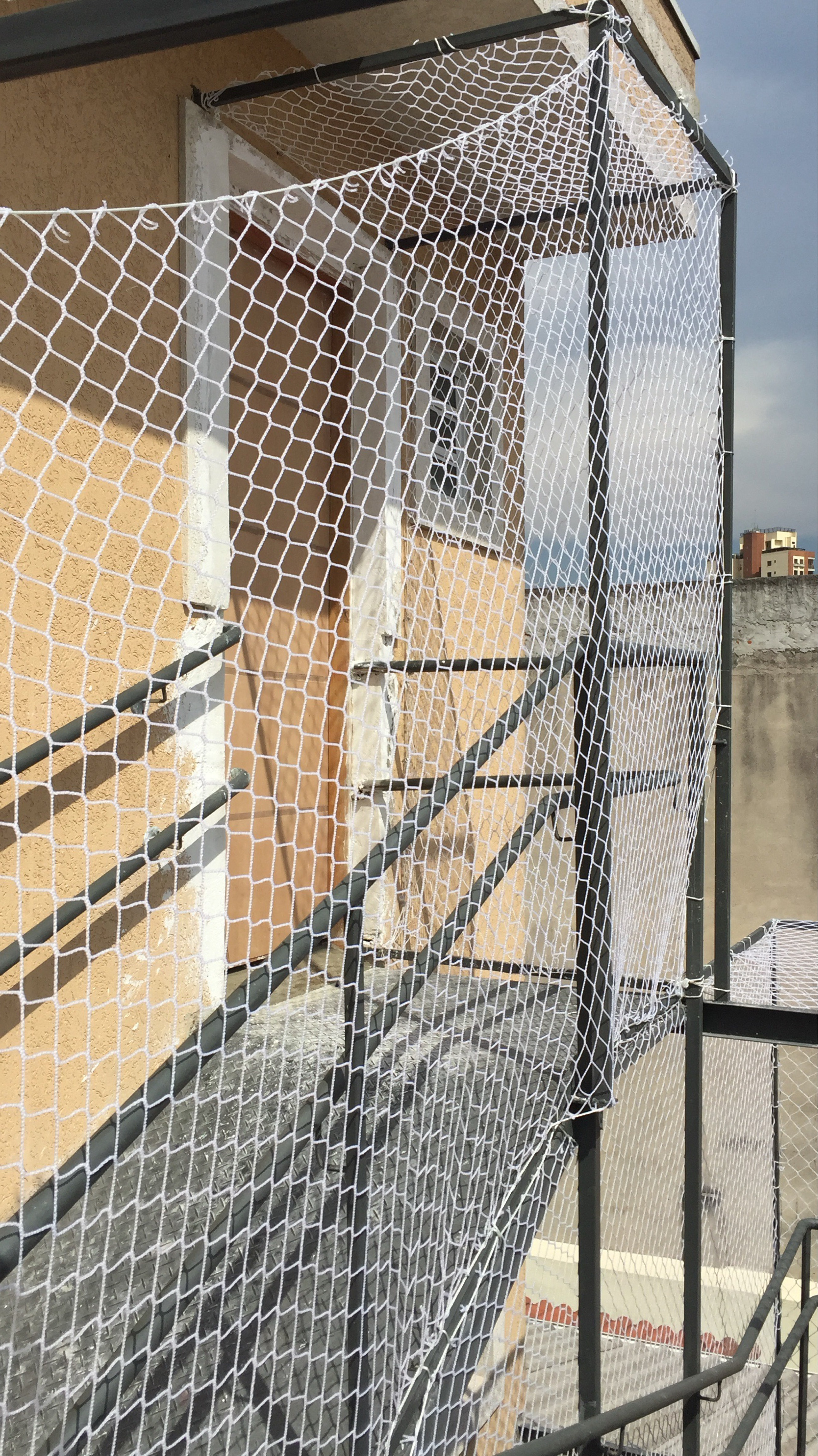 Instalação em escada com rede de proteção
